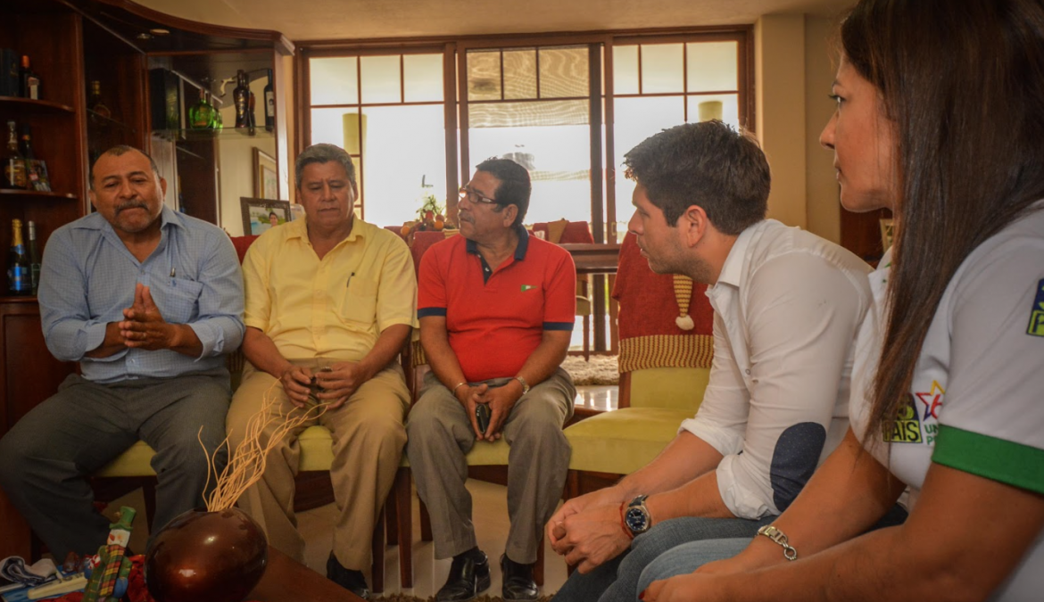 Campesinos y pescadores de las comunidades del sur de Manta proponen proyectos de desarrollo local a Mariano Zambrano Vera.